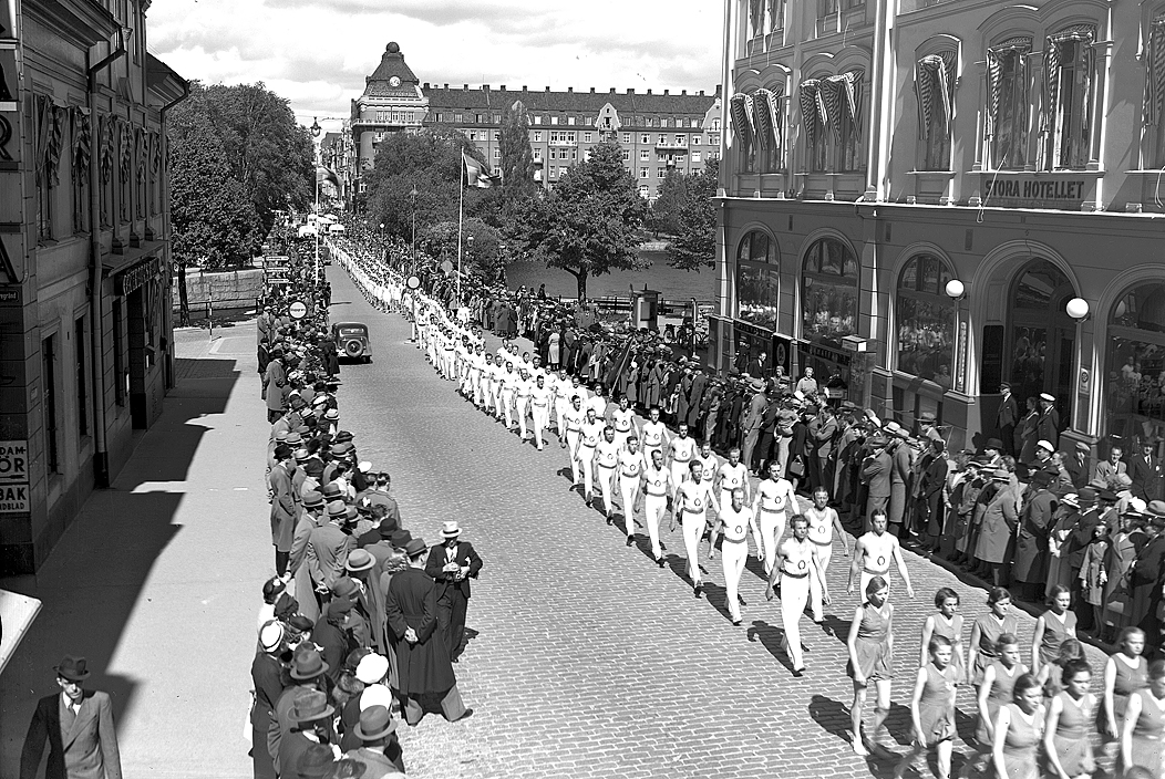 Gymnastikfesten på Drottninggatan. Stora Hotellet till höger på bilden, Storbron och Centralpalatset i bakgrunden. År: 1938.