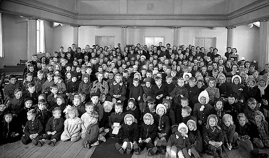 Interiör av Vasakyrkan, söndagsskolebarn. År: 1943. Foto: Sam Lindskog, Örebro läns museum.