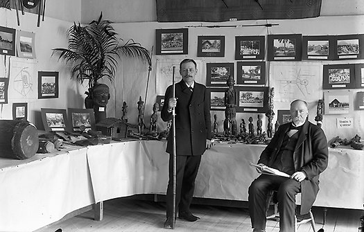 Vasakyrkan, utställning av Kongo- och Kinaföremål, två missionärer. År: 1913. Foto: Sam Lindskog, Örebro läns museum.