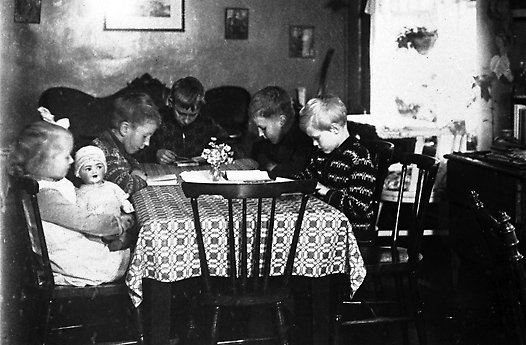 Barn på Arbetshuset. 1920-talet. Foto: Okänd, Örebro stadsarkiv.