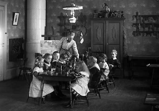 Kindergarten, Oskarsparken 2. Interiör, nio barn med lärare. Fröken Kjellmark. År: 1910. Foto: Sam Lindskog, Örebro läns museum.