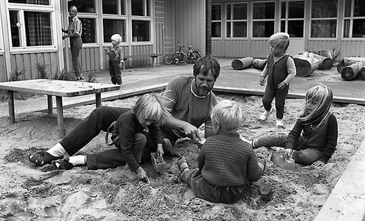 Daghem, Sörby gård, manliga barnskötare. 15 juli 1970. Foto: Örebro Kuriren, Örebro läns museum.
