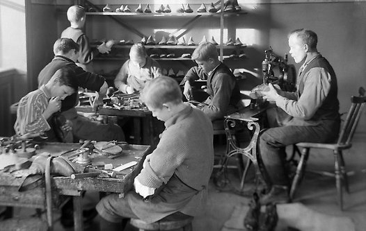 Dövstumskolan, Sturegatan 3. Interiör av skomakarverkstaden, 6 pojkar med lärare. År: 1925. Foto: Sam Lindskog, Örebro läns museum.