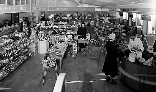 Konsum, affärsinteriör, kunder och personal. År: 1958. Foto: Knut Borg, Örebro läns museum.