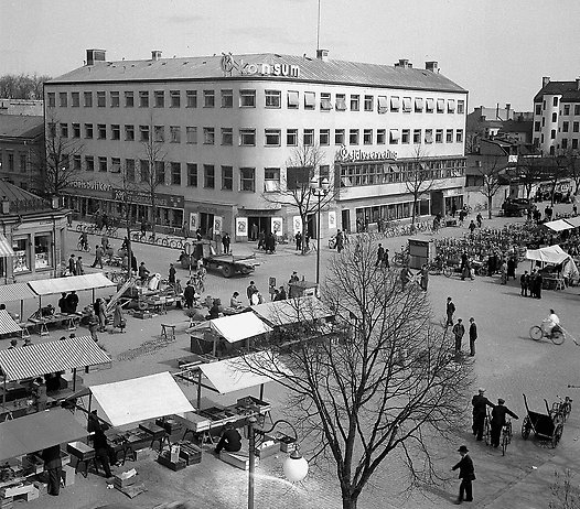 Stortorget, Konsum, affärsbyggnad. Torghandel på Stortorget. År: 1942.