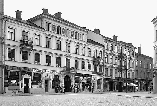Affärsbyggnad på Drottninggatan 34. År: 1915. Foto: Sam Lindskog, Örebro läns museum.