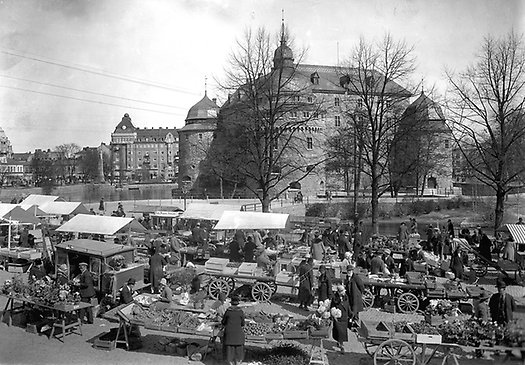 Trädgårdstorget/Fisktorget, torghandel. Örebro slott och Centralpalatset. Foto: Okänd, Örebro läns museum.