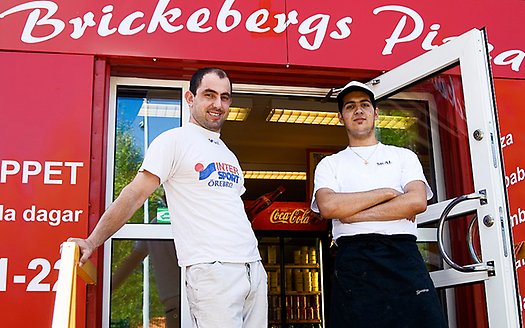 Brickebergs pizzeria, personal vid dörren. År: 2006. Foto: Ulf Lindin, Örebro läns museum.