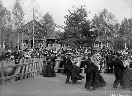 Dans vid Strömsnäs, Karlslund. 1890-talet. Foto: Bernhard Hakelier, Örebro stadsarkiv
